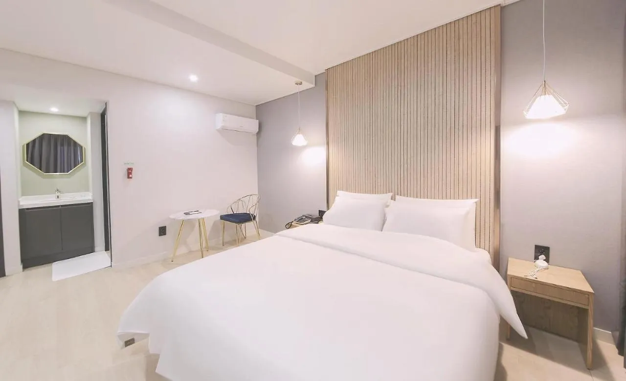 Ariel Hotel Busan 2*,